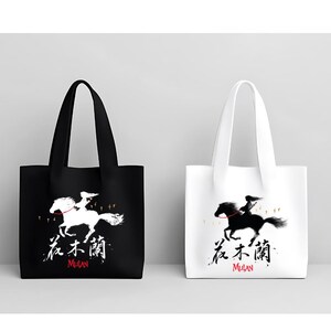 Pode incluir: Duas sacolas, uma preta e outra branca, com um gr&aacute;fico de uma pessoa montando um cavalo. As sacolas t&ecirc;m o texto "Mulan" em ingl&ecirc;s e em caracteres chineses. A sacola preta tem um gr&aacute;fico branco, e a sacola branca tem um gr&aacute;fico preto.