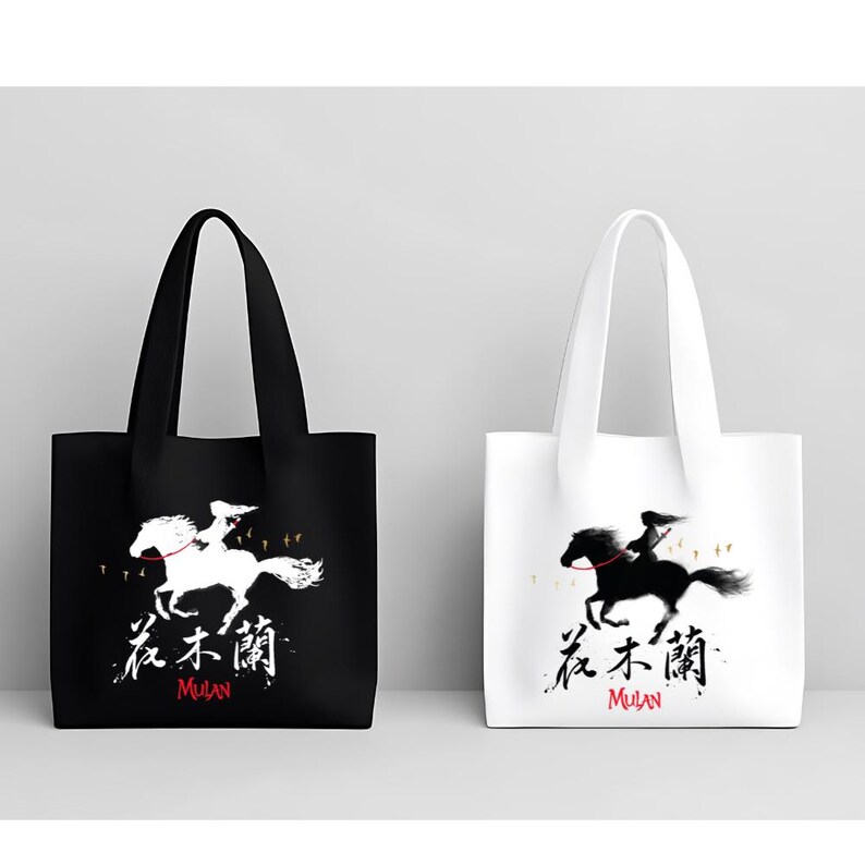 Pode incluir: Duas sacolas, uma preta e outra branca, com um gr&aacute;fico de uma pessoa montando um cavalo. As sacolas t&ecirc;m o texto "Mulan" em ingl&ecirc;s e em caracteres chineses. A sacola preta tem um gr&aacute;fico branco, e a sacola branca tem um gr&aacute;fico preto.