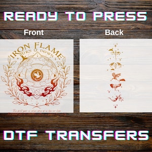 Op de afbeelding: Klaar om te persen DTF-transfers. Het ontwerp aan de voorkant toont de tekst "Iron Flame Burn it Down" in een cirkelvormig embleem met een duif en vlammen. Het ontwerp aan de achterkant toont een reeks draken. De tekst "The first year is when some of us lose our lives" is ook opgenomen.