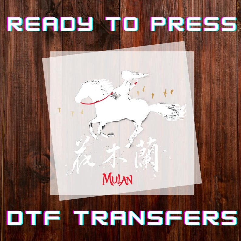 Pode incluir: Transfer&ecirc;ncia DTF com uma ilustra&ccedil;&atilde;o branca de uma pessoa a cavalo, com o texto "READY TO PRESS" no topo e "DTF TRANSFERS" na parte inferior. O design inclui caracteres chineses e a palavra "MULAN" em vermelho.