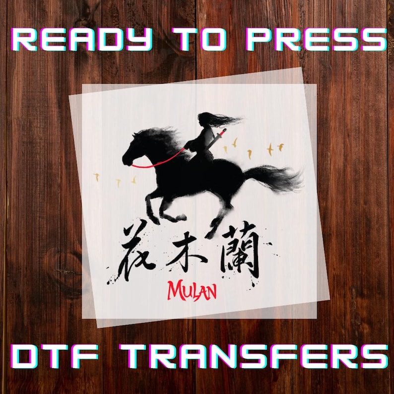 Pode incluir: Transfer&ecirc;ncia DTF com uma silhueta preta de uma pessoa a cavalo, com a palavra "Mulan" abaixo. As frases "READY TO PRESS" e "DTF TRANSFERS" s&atilde;o exibidas acima e abaixo.