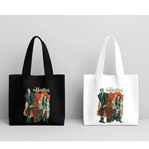 Peut inclure: Deux sacs fourre-tout, un noir et un blanc, chacun avec un graphisme color&eacute; de la famille Munster. Les sacs portent le texte "The Munsters" dans une police verte stylis&eacute;e. Les sacs ont une forme rectangulaire avec une poign&eacute;e.