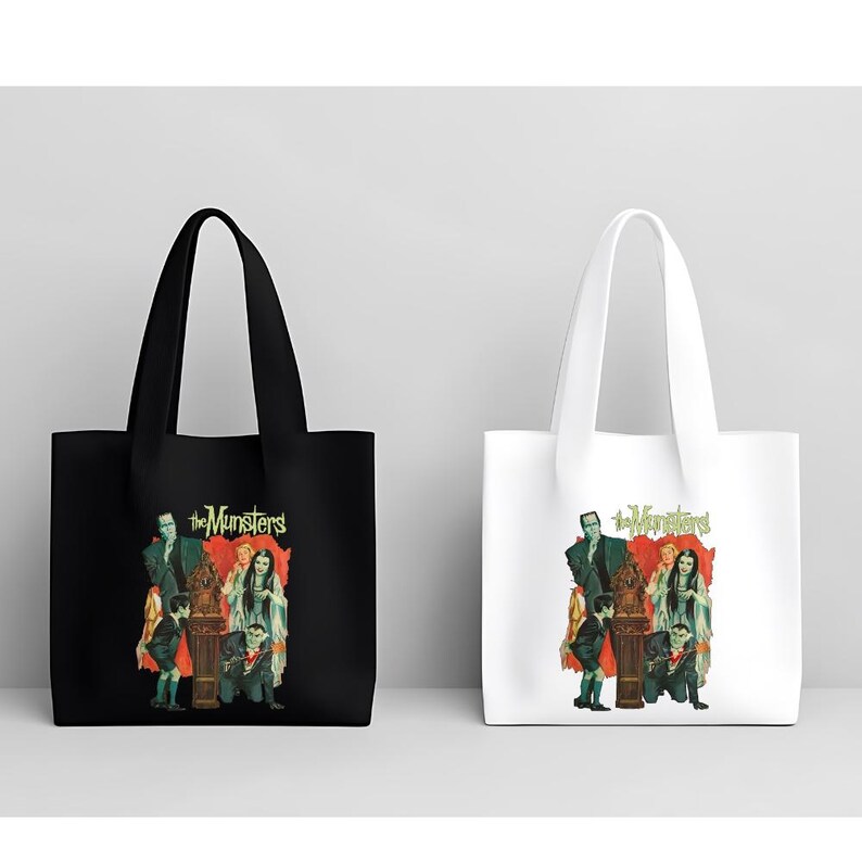 Peut inclure: Deux sacs fourre-tout, un noir et un blanc, chacun avec un graphisme color&eacute; de la famille Munster. Les sacs portent le texte "The Munsters" dans une police verte stylis&eacute;e. Les sacs ont une forme rectangulaire avec une poign&eacute;e.