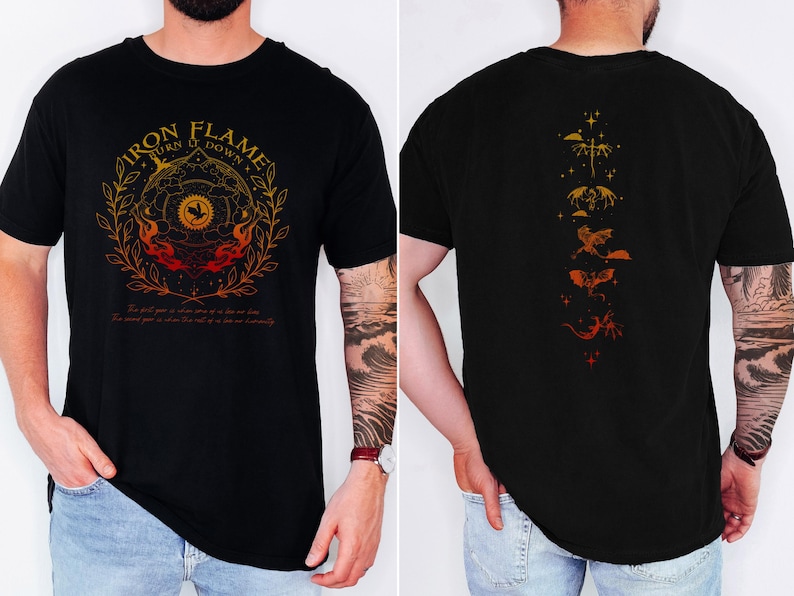 Op de afbeelding: Zwart t-shirt met een grafische voorkant met de tekst "IRON FLAME" in goud en oranje, rond een cirkelvormig ontwerp met vlammen. De achterkant van het shirt toont een verticale reeks drakenillustraties in oranje en goud.