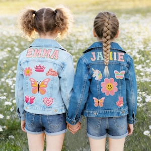女の子用パーソナライズジーンズジャケット、カスタムシェニールネームパッチデニムジャケット、記念品衣類、モノグラムジーンズジャケットキッズギフト