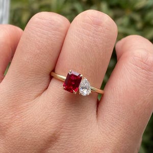 Anel Toi et Moi em Ouro Assimétrico com Rubi Lapidado em Esmeralda e Diamante em Formato de Pera