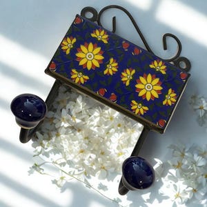 Handgefertigte Keramik Wandhaken Doppel Kleiderhaken mit Blumenmuster | Dekorativer Wandhalter für Flur, Bad, Küche | Wohndekor