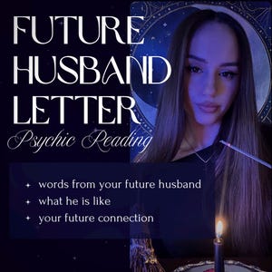Könnte beinhalten: Dunkelblaues Bild mit weißem Text: "FUTURE HUSBAND LETTER Psychic Reading". Eine Frau und eine brennende Kerze sind zu sehen. Der Text beinhaltet "words from your future husband", "what he is like" und "your future connection".