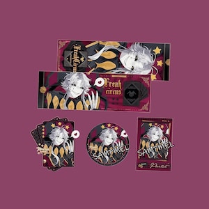 Könnte beinhalten: Eine Sammlung von Freak Circus-Merchandiseartikeln. Die Artikel umfassen ein langes rechteckiges Banner, ein kleineres rechteckiges Banner, einen runden Aufkleber, eine rechteckige Karte und ein Kartenspiel. Die Artikel zeigen einen lächelnden Charakter mit weißen Haaren und einem schwarz-goldenen Outfit.