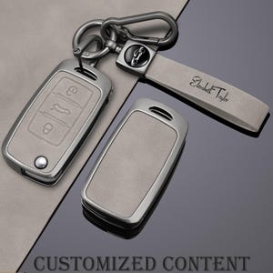 Puede incluir: Una taza de cerámica blanca con un asa negra y el texto "But First, Coffee" en negro y negrita. La taza está sobre una superficie blanca. La taza mide aproximadamente 10 cm de alto.