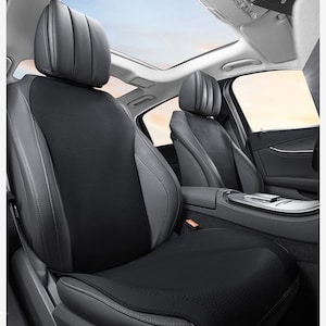 Puede incluir: Asientos de coche de cuero negro y gris con paneles centrales perforados. Los asientos tienen reposacabezas integrados y están ubicados en el interior de un coche, con un techo corredizo.