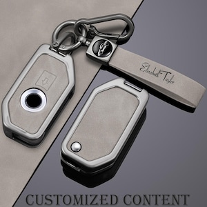 Puede incluir: Un letrero de madera rústica con el texto "Welcome to our home" en letras blancas. El letrero presenta un acabado envejecido y un diseño simple y acogedor, perfecto para la decoración de la puerta principal.