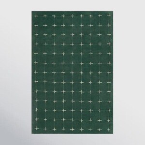Puede incluir: Una alfombra rectangular verde oscuro con un patrón de cuadrícula de signos más blancos. La alfombra tiene un aspecto suave y texturizado, probablemente tejida. El diseño es simple y moderno, adecuado para varios estilos de interiores. Las dimensiones de la alfombra son en centímetros.