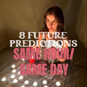 Könnte beinhalten: Eine Frau hält Tarotkarten über einem Tisch mit Kerzen und einem Tierkreisdesign. Der Text auf dem Bild lautet "8 FUTURE PREDICTIONS SAME HOUR/ SAME DAY". Zwei große rote Kerzen sind im Vordergrund angezündet.