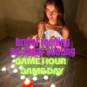 Könnte beinhalten: Eine Frau hält Tarotkarten, beleuchtet von Kerzen. Der Text "brutal reading no sugar coating SAME HOUR / SAME DAY" ist zu sehen. Rote und weiße Kerzen stehen auf dem Tisch.
