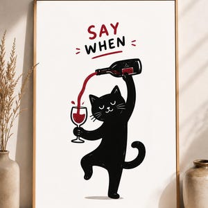 Peut inclure: Une affiche encadrée représentant un chat noir debout sur une patte, tenant un verre à vin d'une main et versant du vin rouge d'une bouteille de l'autre. Le texte "SAY WHEN" est imprimé en rouge et noir au-dessus du chat sur fond blanc.