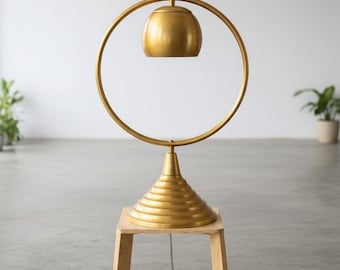 Handgefertigte Messing Tischlampe im modernen Ring Design