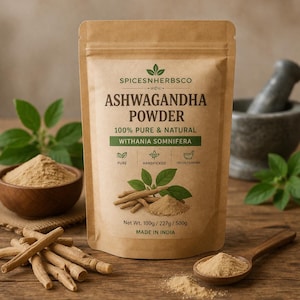 Può includere: Un sacchetto di carta marrone di polvere di Ashwagandha con il testo "SPICESNHERBSCO" e "ASHWAGANDHA POWDER". La borsa mostra anche il testo "100% Pure & Natural" e "WITHANIA SOMNIFERA". Un cucchiaio e una ciotola di legno contengono la polvere e sono visibili alcune radici di Ashwagandha.