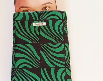 Prezent na 20. rocznicę dla żony | Etui na książkę | Etui z zielonej, abstrakcyjnej tkaniny z recyklingu | Wyściełana okładka na czytnik Kindle.