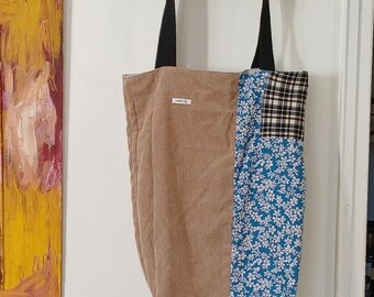 Torba na ramię z patchworkowego sztruksu | Niebieskie kwiatowe akcenty w kratkę, torba w stylu boho