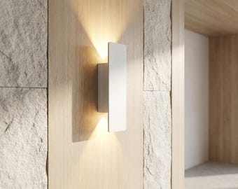 Nowoczesny biały kinkiet aluminiowy LED – minimalistyczne oświetlenie korytarza