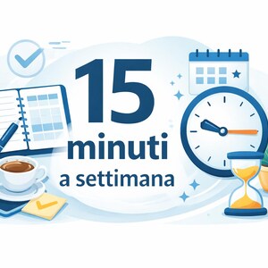 May include: An illustration with the text "15 minuti a settimana" in blue. The image includes a clock, hourglass, calendar, notebook, coffee cup, and potted plants, all in a clean, modern style.
