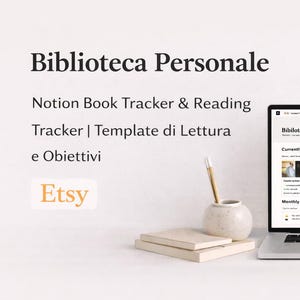 Può includere: Un laptop mostra un modello di tracker di libri Notion con il testo "Biblioteca Personale". Una pila di libri, una penna e un piccolo vaso sono su un tavolo. Il logo Etsy è visibile.