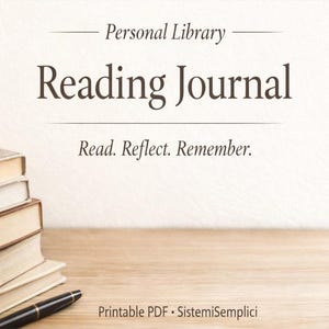 Può includere: Un diario di lettura con il titolo "Reading Journal" e il motto "Read. Reflect. Remember." è mostrato su una superficie di legno. Sono visibili anche una pila di libri e una penna. Il testo "Personal Library" è sopra il titolo. Il testo "Printable PDF • SistemiSemplici" è in basso.