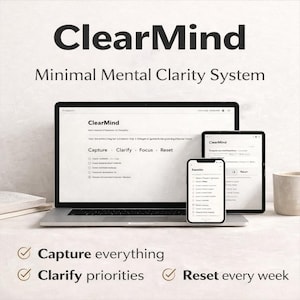 Può includere: Un laptop, un tablet e uno smartphone mostrano l'interfaccia "ClearMind", promuovendo un sistema di chiarezza mentale minimo. Il testo include "Capture everything", "Clarify priorities" e "Reset every week". Sono visibili anche una tazza e un libro.