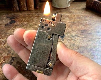 Accendino retrò in ottone – Accendino tascabile ricaricabile, design in metallo in stile vintage, resistente e ideale come regalo per tutti i giorni.