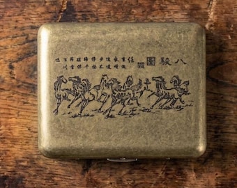 Portasigarette in ottone stile vintage - Scena equestre incisa, intaglio di ispirazione cinese