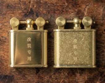 Accendino in ottone in stile antico con incisioni cinesi - Accensione a rotella distintiva, oggetto da collezione vintage