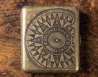 Portasigarette in ottone stile vintage con incisione a forma di bussola - Intaglio di ispirazione nautica