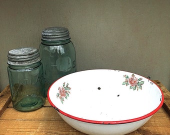 ONE Enamelware Bowl | Vintage White Enamel Bowl with Red Trim and Roses | Medium-Size Serving Bowl(s) | Shabby French Farmhouse Décor