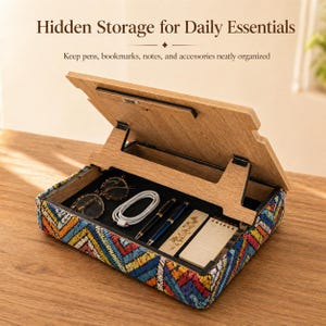 Puede incluir: Organizador de escritorio de madera con tapa abatible, con exterior de tela estampada de colores. La caja abierta revela bol&iacute;grafos, gafas, un cable de carga y un peque&ntilde;o bloc de notas. El texto de la imagen dice: "Hidden Storage for Daily Essentials."