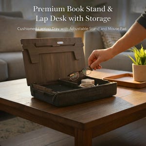 Op de afbeelding: Een houten boekenstandaard en laptoptafel met opbergruimte. De tafel heeft een gewatteerde laptoplade, een verstelbare standaard en een muismat. De tekst op de afbeelding luidt: Premium Book Stand & Lap Desk with Storage.