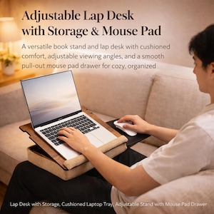 Op de afbeelding: Een verstelbaar lapdesk met opbergruimte en een muismat. Het houten bureau biedt plaats aan een laptop en heeft een gewatteerde basis. De tekst op de afbeelding luidt: Adjustable Lap Desk with Storage & Mouse Pad.