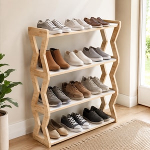 Puede incluir: Un zapatero de cuatro niveles construido en madera de tono claro con un diseño lateral en zigzag distintivo. Los estantes contienen una variedad de calzado, incluyendo zapatillas, botines, zapatos sin cordones y zapatos casuales en tonos neutros.