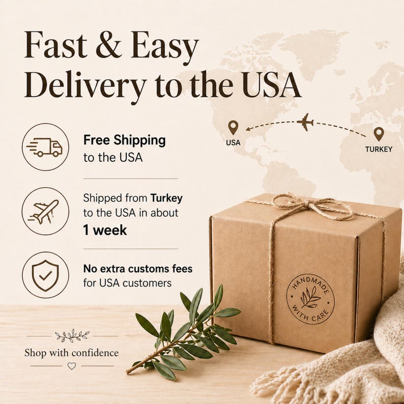 Op de afbeelding: Een bruine kartonnen doos vastgebonden met touw, gestempeld met "HANDMADE WITH CARE". Tekst luidt "Snelle en gemakkelijke levering naar de VS", met pictogrammen voor gratis verzending, verzending uit Turkije in 1 week.