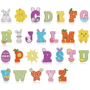 Op de afbeelding: Een verzameling kleurrijke, geborduurde alfabetletters, elk met paasthema's. De letters bevatten konijntjes, kuikens, wortels en paaseieren in verschillende kleuren, perfect voor knutselen of decoreren.