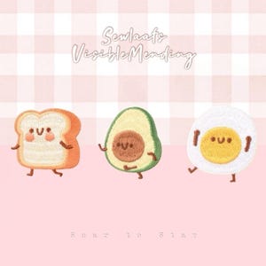 Könnte beinhalten: Gestickte Aufnäher mit einer Toastscheibe, einer Avocado und einem Spiegelei, jeweils mit lächelnden Gesichtern und kleinen Beinen. Die Aufnäher befinden sich auf einem rosa-weiß karierten Hintergrund mit dem Text "Sewlaafs Visible Mending" und "Soar to Star".