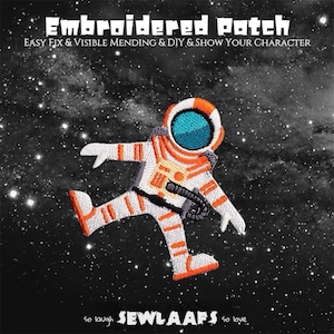 Puede incluir: Una taza de cerámica blanca con un asa negra y el texto "But First, Coffee" en negrita negra. La taza está sobre una superficie blanca. La taza mide aproximadamente 10 cm de alto.