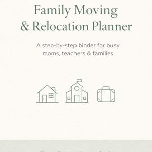 Könnte beinhalten: Ein hellfarbiger Ordner mit dem Titel "Family Moving & Relocation Planner". Der Text enthält "Ein Schritt-für-Schritt-Ordner für vielbeschäftigte Mütter, Lehrer und Familien". Darunter befinden sich Strichzeichnungen eines Hauses, einer Schule und eines Koffers.
