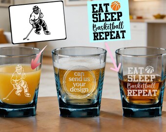 Puede incluir: Tres vasos de chupito con bases azules se muestran sobre una superficie de madera. Uno contiene líquido naranja y un gráfico de jugador de hockey. Otro tiene cerveza y un gráfico "can send us your design". El tercero tiene el texto "EAT SLEEP Basketball REPEAT".