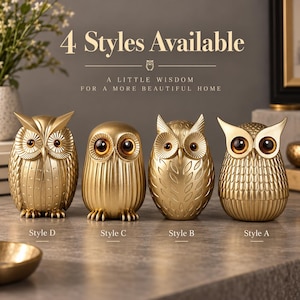 Könnte beinhalten: Vier goldfarbene Eulenfiguren mit der Beschriftung Style A, B, C und D. Der Text lautet 4 Styles Available und A Little Wisdom For A More Beautiful Home. Jede Eule hat große, dunkle, runde Augen und eine detaillierte Federstruktur in Metallic.