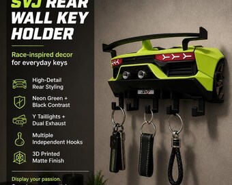 Puede incluir: Un soporte para llaves de pared en color verde neón y negro con forma de parte trasera de coche deportivo, que incluye un alerón, tubos de escape dobles y luces traseras en forma de Y. Tiene cinco ganchos negros con tres llaveros colgando.
