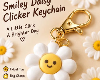 Puede incluir: Un llavero con forma de margarita blanca y amarilla con una cara sonriente, unido a un mosquetón de metal dorado. El texto dice: Smiley Daisy Clicker Keychain, A Little Click A Brighter Day, Fidget Toy, Bag Charm, Cute Gift.
