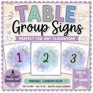 Op de afbeelding: Printbare klaslokaal tafelgroepborden met de nummers 1, 2 en 3. De borden hebben een bloemenontwerp in tinten blauw, paars en grijs. De tekst "TABLE Group Signs" staat bovenaan. De borden zijn ontworpen voor kleuterschool tot en met groep 5.