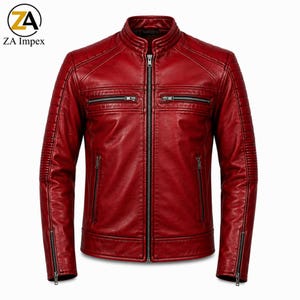 Puede incluir: Una chaqueta de color rojo vibrante con cuello alzado, cremallera central completa y dos bolsillos horizontales con cremallera en el pecho. Las mangas incluyen detalles acanalados en hombros y brazos, con cremalleras verticales en los puños.