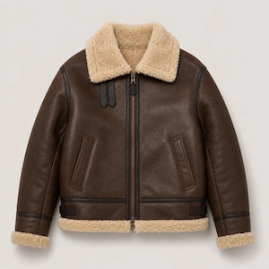 Puede incluir: Una chaqueta bomber de cuero marrón oscuro con cuello, puños y dobladillo de borreguillo beige grueso. La chaqueta incluye una cremallera central de metal, dos bolsillos delanteros verticales y correas laterales ajustables con hebillas.